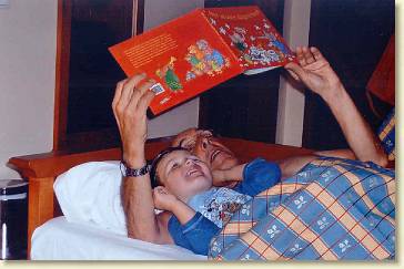 20071021-30 Lezen met opa voor het slapen